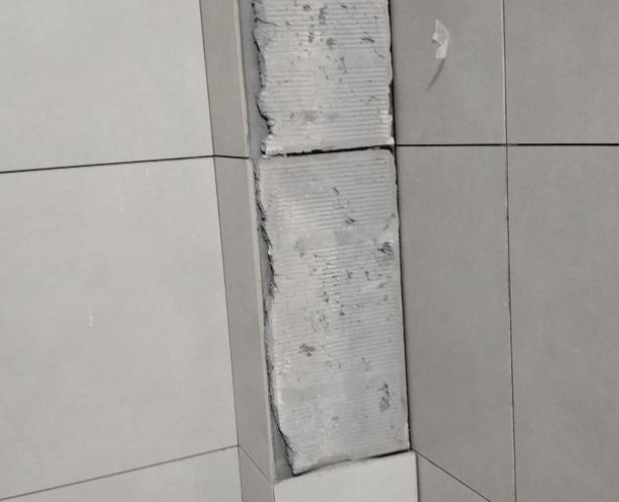 汤阴瓷砖空鼓维修公司分享下瓷砖施工前基层浇水润湿程度不足，可能导致以下问题